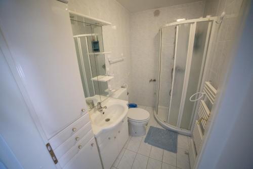 Ένα μπάνιο στο Paradise with Sea View Apartment