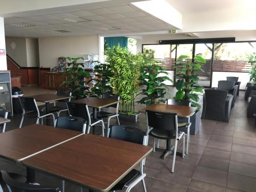 Restaurant ou autre lieu de restauration dans l'établissement Tahiti Airport Motel