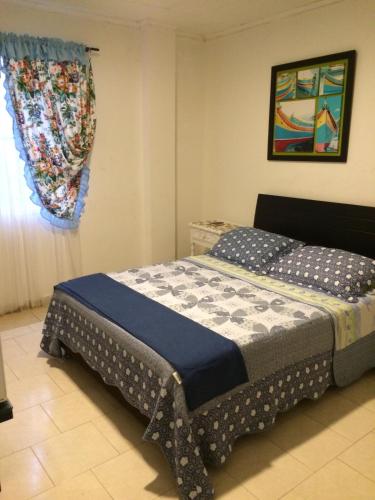 uma pequena cama num quarto com uma janela em Cli´s Place Posada Nativa em San Andrés