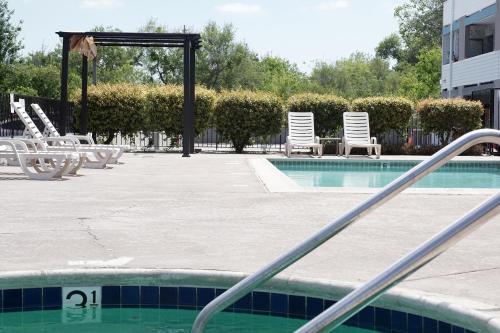 Swimming pool sa o malapit sa Riverleaf Inn Mission Valley