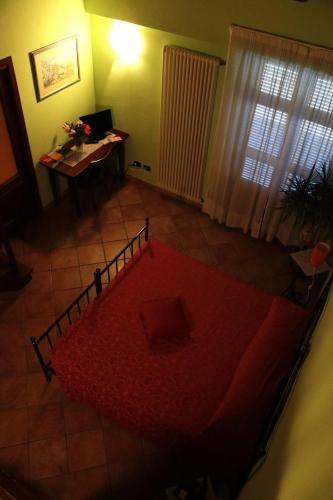 an overhead view of a living room with a red rug at La rosa dei vini in Serralunga d'Alba