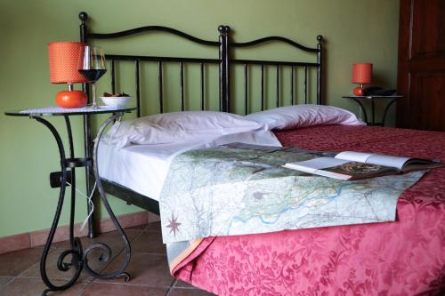 セッラルンガ・ダルバにあるLa rosa dei viniのベッド(テーブル、本付)