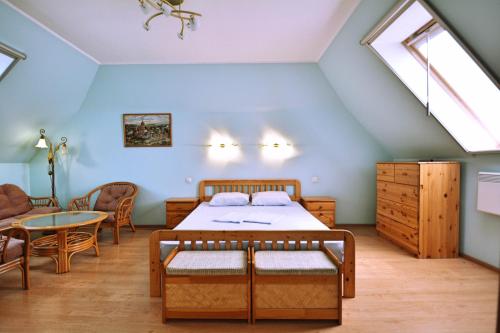 クリニツァにあるGuest House Skazkaのベッドルーム(ベッド1台、テーブル付)