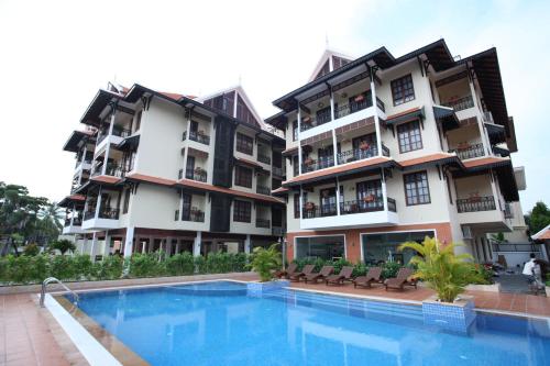 un hotel con piscina frente a un edificio en Templation Residence, en Siem Reap