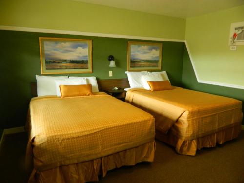 A bed or beds in a room at Country Motor Inn
