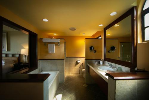 ein Badezimmer mit einer Badewanne, einem WC und einem Waschbecken in der Unterkunft Casa del Mar Langkawi in Pantai Cenang