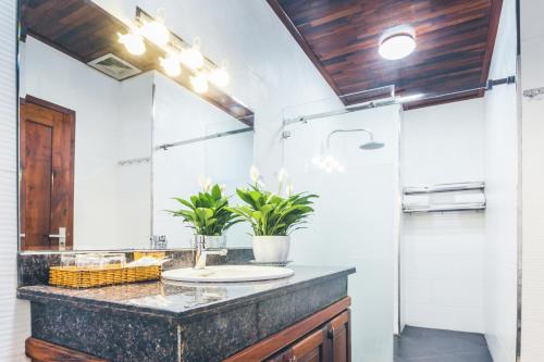 une salle de bain avec un lavabo et un miroir dans l'établissement San San Hotel Da Nang, à Đà Nẵng