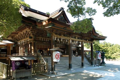 a building with a pagoda in a park at Guesthouse MI CASA SU CASA in Zentsuji