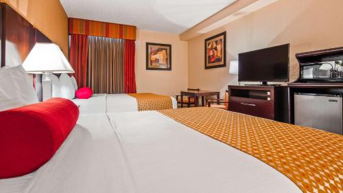 Katil atau katil-katil dalam bilik di Best Western Plus Universal Inn