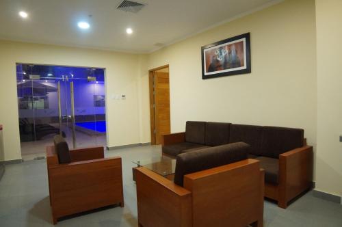 a living room with a couch and a table at Águila Dorada Selva Hotel in Pucallpa