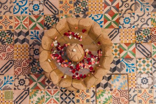 einem Tisch mit einem Mantel aus Perlen auf dem Boden in der Unterkunft Riad Jbara in Rabat