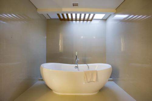 Phòng tắm tại Golden Palace Hotel Lombok