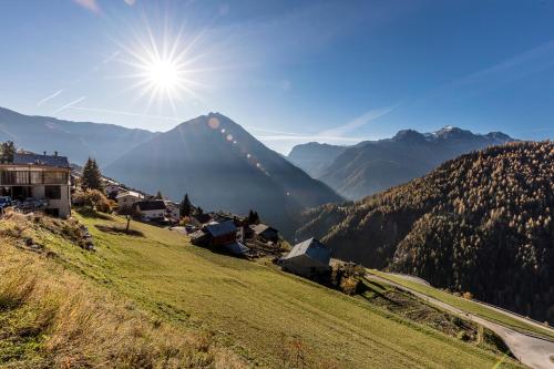 a view of a mountain with the sun in the sky at Ferienwohnung Fionas 267 in Ftan