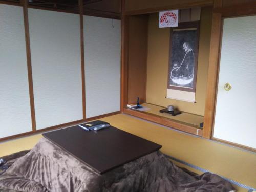 a small room with a table and a mirror at Koyasan Shukubo Sainanin in Koyasan