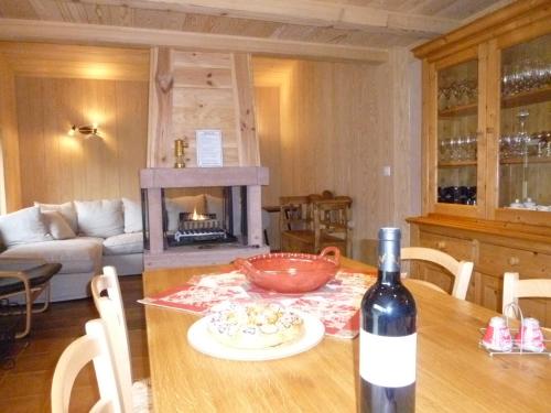 - une bouteille de vin assise sur une table dans le salon dans l'établissement Bluets et Brimbelles, à Saulxures