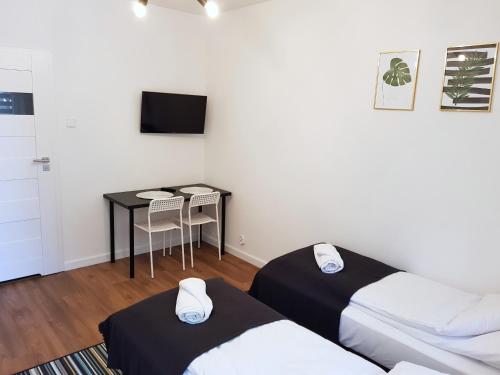 Televízia a/alebo spoločenská miestnosť v ubytovaní Apartamenty METRO Targówek