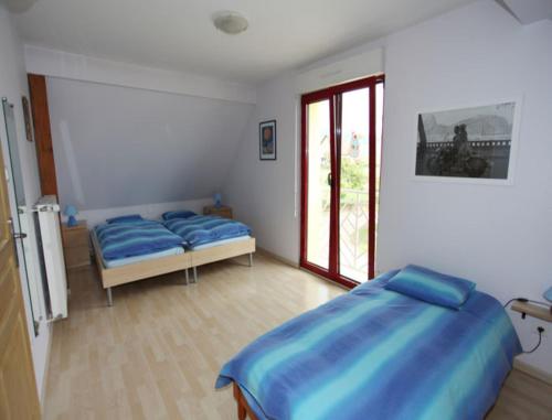 ミッテヴィヒエにあるLa maison du Vignobleのベッドルーム1室(ベッド2台、窓付)