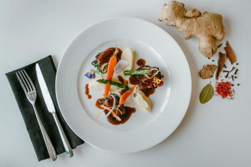 ホテルの敷地内または近くでの食事または食べ物