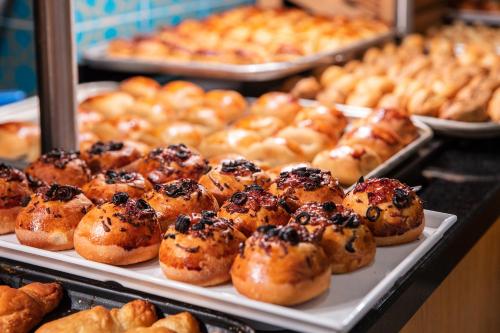 een heleboel gebakjes op dienbladen in een bakkerij bij Korumar Ephesus Beach & Spa Resort - Ultra All Inclusive in Kuşadası