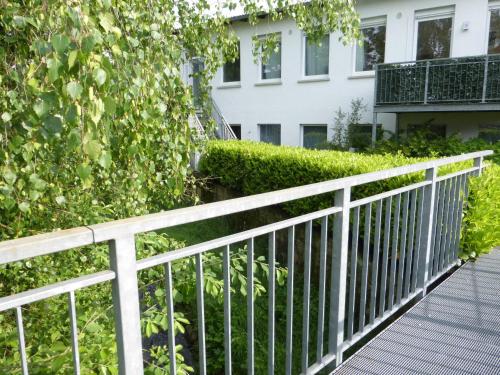 einen weißen Zaun vor einem Gebäude in der Unterkunft Ferienwohnung an der Kimbach 1 in Bad König
