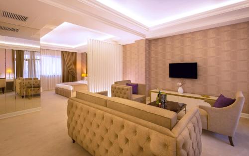 En TV eller et underholdningssystem på Paris Hotel Yerevan