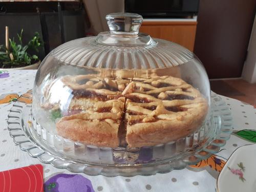 ciasto w szklanym talerzu na stole w obiekcie Agriturismo bio Verde Armonia w mieście Montemarciano