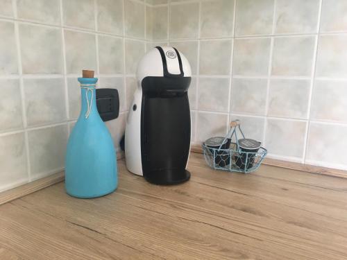 una batidora y una botella en la encimera de la cocina en Villa A'mare, en Savelletri di Fasano