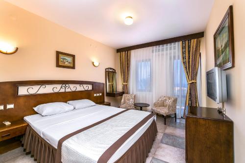 Un pat sau paturi într-o cameră la Hotel Club Phellos