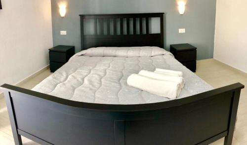 una camera da letto con un grande letto con due asciugamani di Blue House a Cefalù