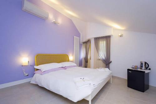 Un dormitorio con una gran cama blanca y una ventana en Villa Cristina, en Monterosso al Mare