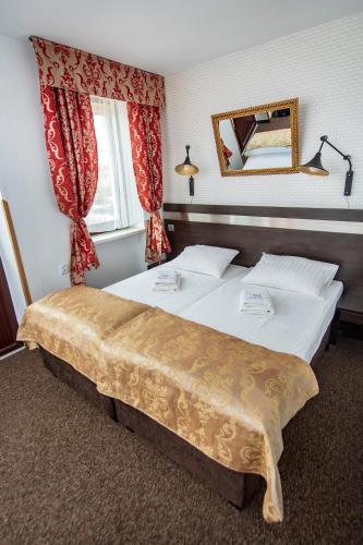 Ένα ή περισσότερα κρεβάτια σε δωμάτιο στο Motel Łużycki & Restauracja