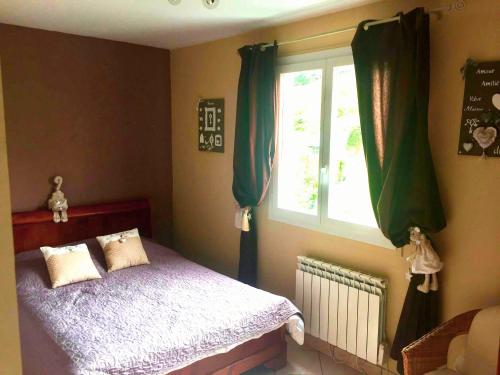 een slaapkamer met een bed en een raam bij Chez Fifille appartement dans Honfleur parking privé in Honfleur
