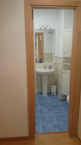 uma casa de banho com um lavatório e um WC em Casa de George em Málaga