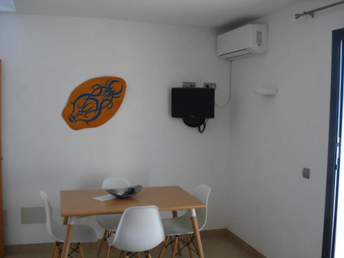Una televisión o centro de entretenimiento en Villa Romaní Apartamento