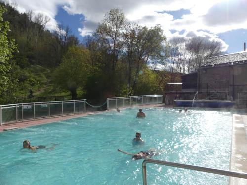 The swimming pool at or close to Gîte de Llo Eco-hébergement de montagne