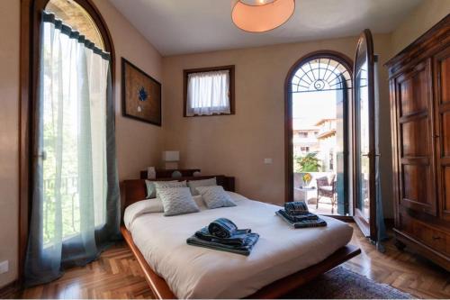 a bedroom with a bed with towels on it at Esclusivo appartamento- 6 persone in Villa Liberty in Venice-Lido