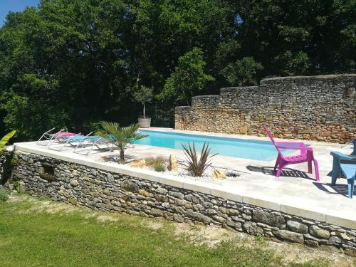 Bazén v ubytování Gîte Les Combes Montignac Lascaux nebo v jeho okolí