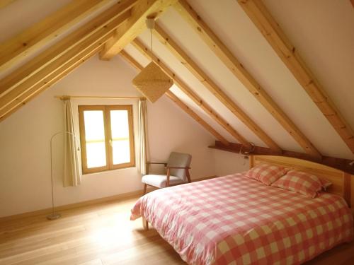 a bedroom with a bed and a window at Casa Turreta in Ansó