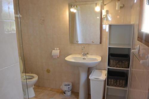 サリ・ソランザラにあるCardellini 4のバスルーム(洗面台、トイレ、鏡付)