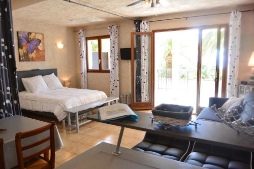 サリ・ソランザラにあるCardellini 4のベッド、テーブル、ソファが備わる客室です。