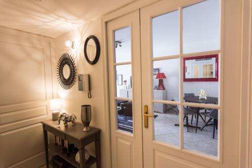 une porte menant à une salle à manger avec une table dans l'établissement Le Parc Pointe Croisette, à Cannes