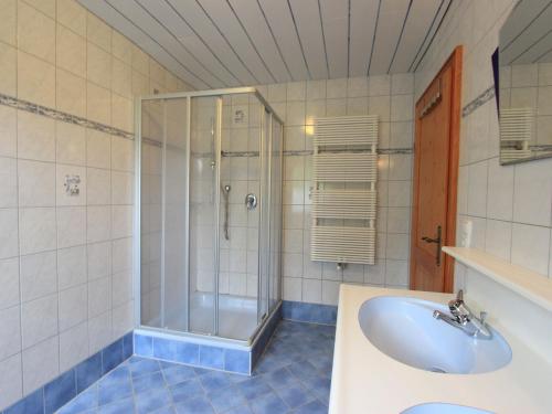 Et badeværelse på Beautiful Apartment near Ski Area in Kirchberg