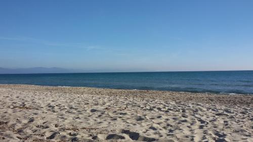 a sandy beach with the ocean in the background at Monolocale di Meo in Suvereto