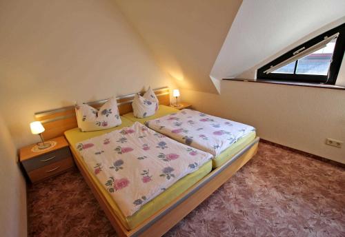 Alt ReddevitzにあるFerienwohnung Fischerdorf Alt Reddのベッドルーム(ベッド1台、窓付)