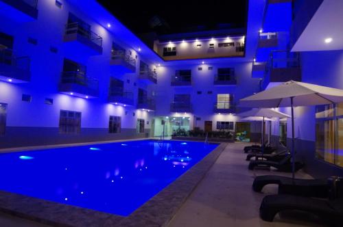 a hotel with a swimming pool at night at Águila Dorada Selva Hotel in Pucallpa