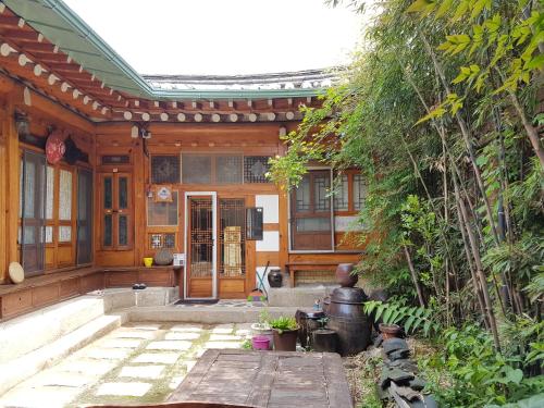 ein Gebäude mit einem Tor davor in der Unterkunft Gongsimga Hanok Guesthouse in Seoul