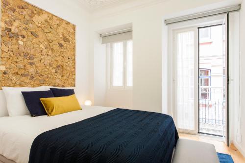 リスボンにあるCharming Terrace - Liberdadeのベッドルーム(大型ベッド1台、大きな窓付)