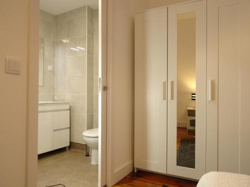 een badkamer met een toilet en een wastafel bij Museum House in Funchal