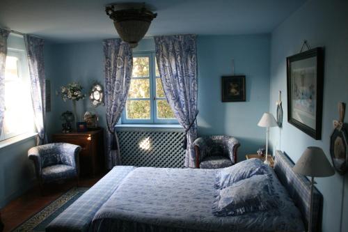 A bed or beds in a room at La Maison sur la Colline