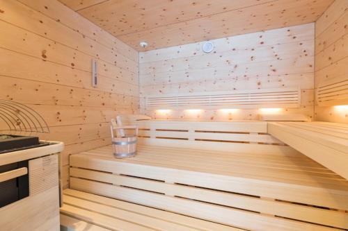 a sauna with a wooden tub in a kitchen at OFENTÜRL alpine living in Flachau